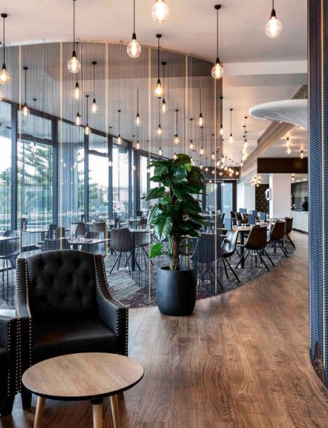 Novotel light and chains